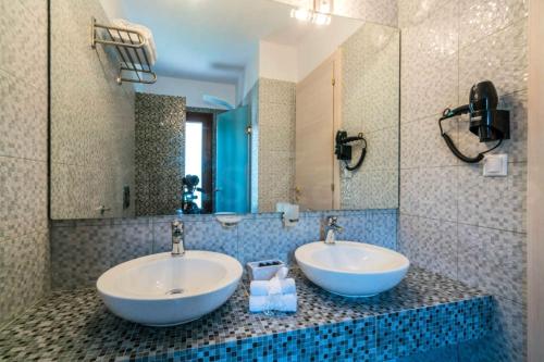 Ett badrum på Armenos Villas