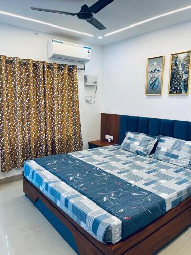 Katil atau katil-katil dalam bilik di Sainik Stay 2 BHK Flat