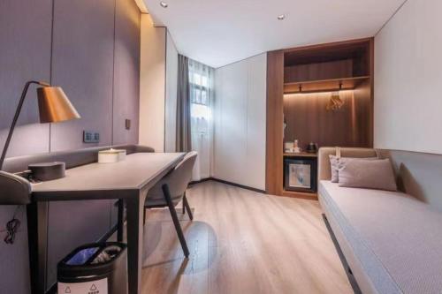 a living room with a table and a couch at Atour X Hotel Guangzhou Baiyun International Airport Renhe Station in Guangzhou