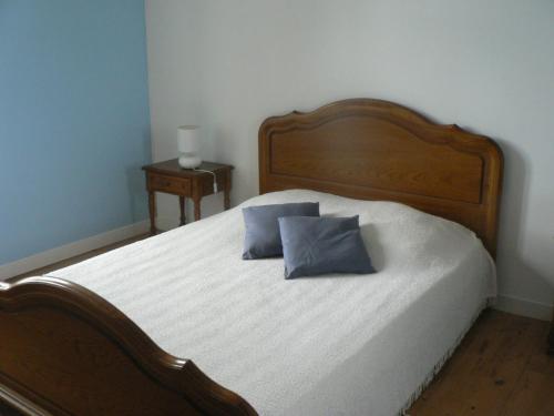 TrévièresにあるGite de l'Aureのベッドルーム1室(青い枕2つ付)