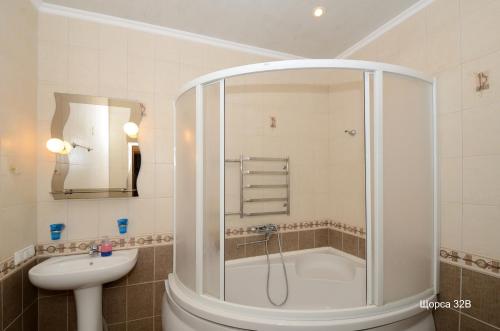 Ένα μπάνιο στο Apartments in the center of Pechersk