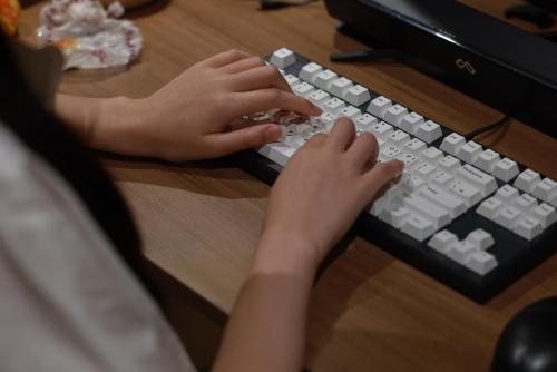 a child is typing on a computer keyboard at Aank Ryokan Hotel Ansan Seonbu Branch in Ansan