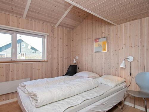 Postel nebo postele na pokoji v ubytování 6 person holiday home in Tarm