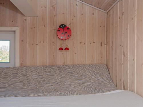 Postel nebo postele na pokoji v ubytování 6 person holiday home in Tarm