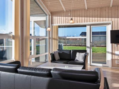 TV a/nebo společenská místnost v ubytování 6 person holiday home in Tarm