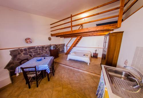 una sala de estar con un sofá y una mesa en Il Rudere, en Gonnesa