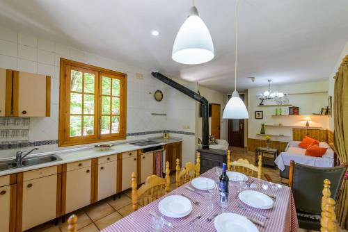 cocina y sala de estar con mesa y sillas en La Casita, en Torres