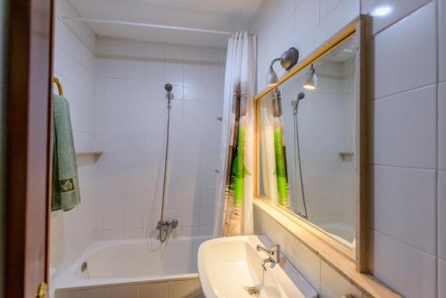 Koupelna v ubytování La Casita con piscina privada de tres dormitorios