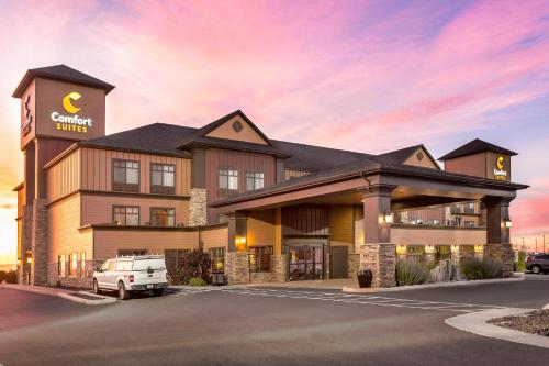 a hotel with a car parked in a parking lot at Comfort Suites Moses Lake in Moses Lake