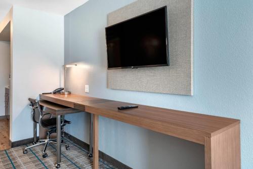 Телевизор и/или развлекательный центр в MainStay Suites Durango