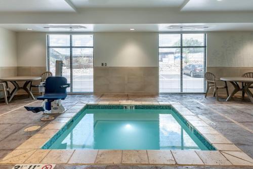 Бассейн в MainStay Suites Durango или поблизости