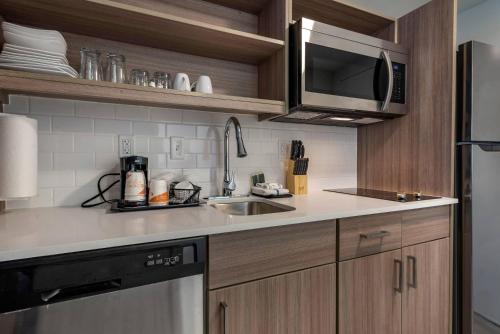 MainStay Suites Horsham - Philadelphiaにあるキッチンまたは簡易キッチン