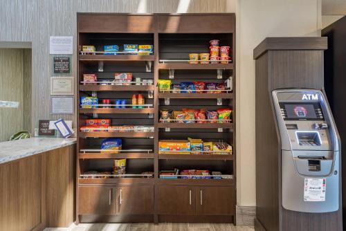 MainStay Suites Horsham - Philadelphiaにあるキッチンまたは簡易キッチン