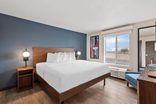 Giường trong phòng chung tại Everhome Suites El Paso Airport near Fort Bliss