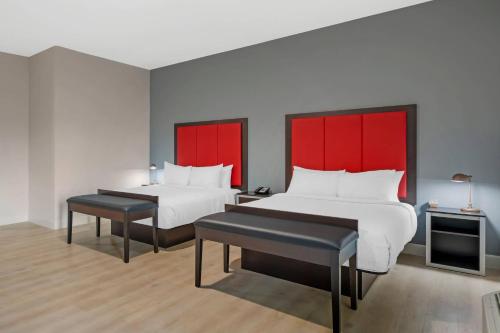 Cama o camas de una habitación en The J Hotel Dunedin Clearwater, an Ascend Collection Hotel
