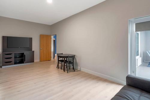 Una cocina o zona de cocina en The J Hotel Dunedin Clearwater, an Ascend Collection Hotel