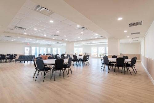 Una gran sala con mesas y sillas. en The J Hotel Dunedin Clearwater, an Ascend Collection Hotel, en Dunedin