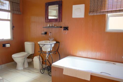 Un baño de Oceans Hotel & Self Catering