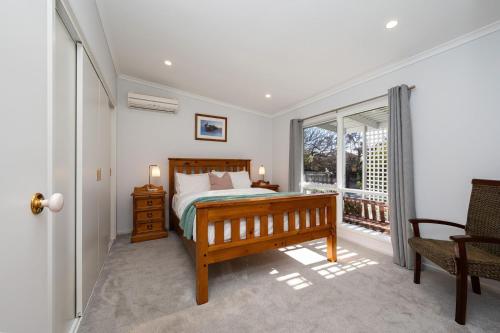 En eller flere senge i et værelse på Hilltop Cottage - Beachside Escape with Fireplace