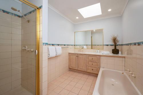 Et badeværelse på Hilltop Cottage - Beachside Escape with Fireplace