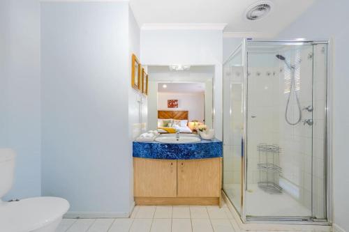 Ένα μπάνιο στο Spacious 4BR 2bath Family Home near Casey Central