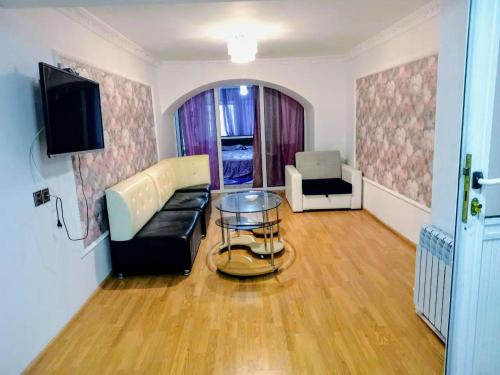 een woonkamer met een bank en een tafel bij Центр in Baku