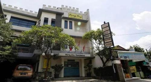 a building with a car parked in front of it at Bangday Residence by NamRoom in Mantaak