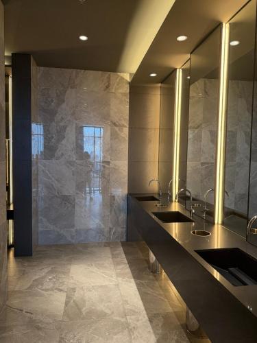 a bathroom with two sinks and a large mirror at Luxury 1 bedroom near Siam Paragon in Bangkok