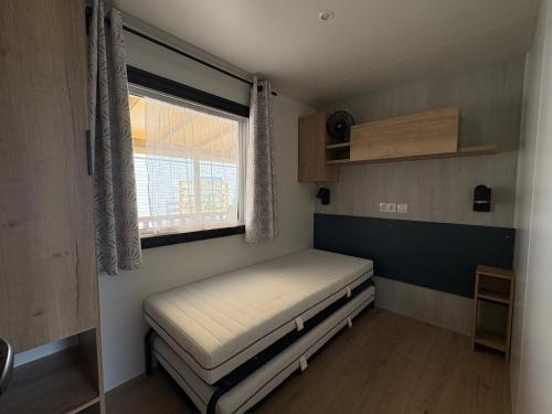 Ένα ή περισσότερα κρεβάτια σε δωμάτιο στο Mobilhome haut de gamme avec vue exceptionnelle sur le Bassin Arcachon - 6 Personnes