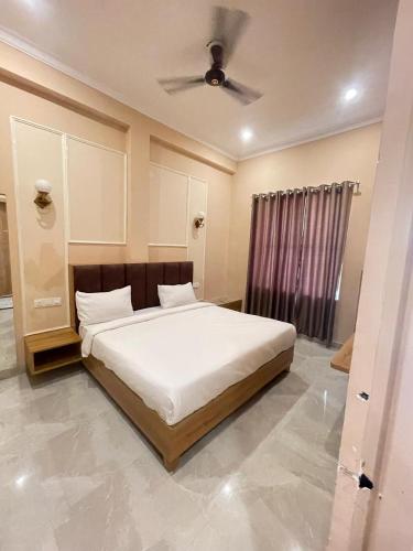 1 dormitorio con cama blanca y techo en Hotel The Taj Incredible Agra, en Agra