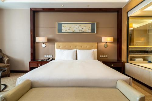 Ein Bett oder Betten in einem Zimmer der Unterkunft Wanda Realm Taizhou