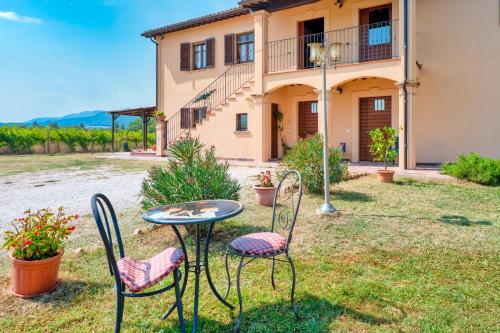 a table and chairs in front of a house at Casale Rialto in Montefalco