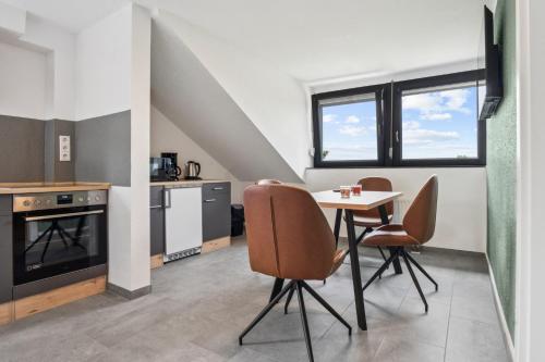a kitchen and dining room with a table and chairs at Sali-Homes Monteur Stay in Kleve
