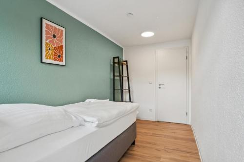 a bedroom with a bed with a picture on the wall at Sali-Homes Monteur Stay in Kleve