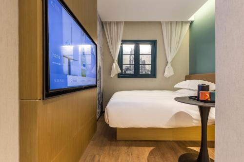 Ένα ή περισσότερα κρεβάτια σε δωμάτιο στο JinglaiHotel Bushe Shanghai Bund Branch