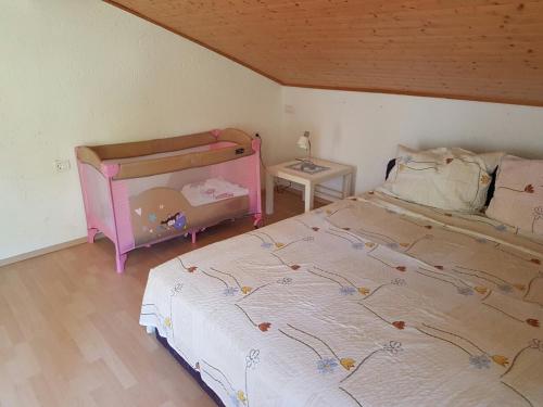 una camera con letto, culla e tavolo di Apartment Sunset a Portoroz