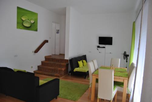 een woonkamer met een tafel en een bank bij FeWo Grunig in Lahr