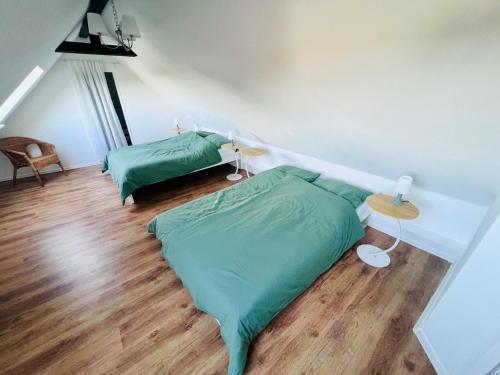 Ein Bett oder Betten in einem Zimmer der Unterkunft 116 m2 Charmante Maisonettewohnung im Herzen von Krefeld