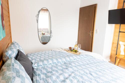 Una cama o camas en una habitación de Alpenpause Apartment in Telfes