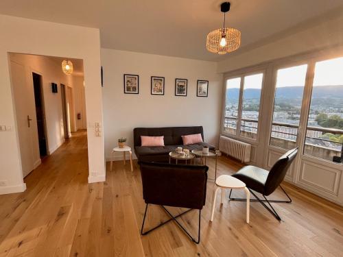 Newly renovated 12th floor central apartment 82m2