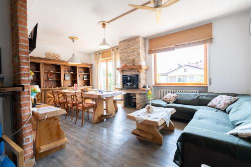 a living room with a couch and a table at Parcheggio Privato - 5 minuti dal Lago di Varese in Varese