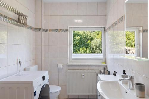 Ένα μπάνιο στο Ferienwohnung Kleinbreitenbach 2