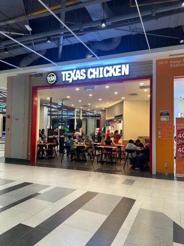 a restaurant with people sitting at tables in a mall at Langit dan Lantai #168ParkSelayangMall #HospitalSelayang #UitmSelayang in Kampong Jawa Tengah
