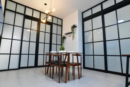 a dining room with large windows and a table and chairs at Langit dan Lantai #168ParkSelayangMall #HospitalSelayang #UitmSelayang in Kampong Jawa Tengah