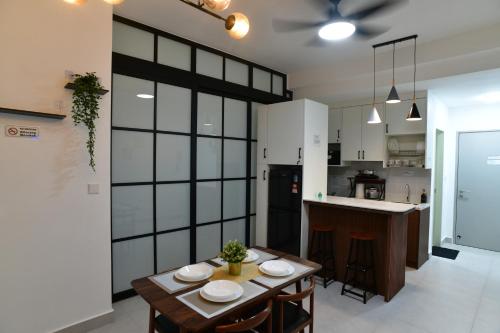 a kitchen and dining room with a wooden table at Langit dan Lantai #168ParkSelayangMall #HospitalSelayang #UitmSelayang in Kampong Jawa Tengah