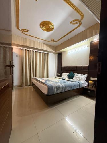 a bedroom with a bed in a room at Hotel SHIMLA REGENCY CHAKKAR in Shimla