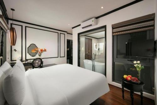 Cama o camas de una habitación en Hanoi Le Chateau Hotel & Spa