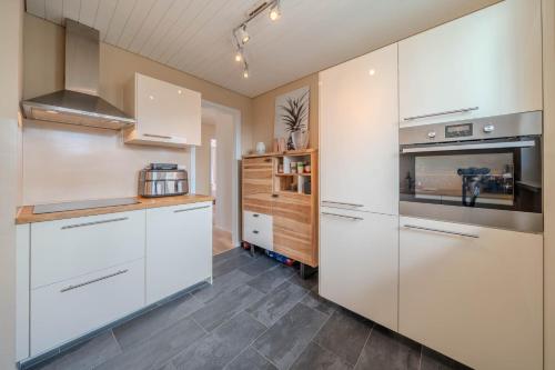 Cucina o angolo cottura di Viktoria B33 by Arosa Vacations, Exklusive App mit Bergblick im Zentrum