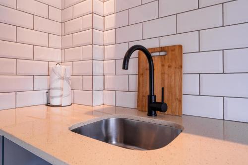 een aanrecht met een kraan bij Stylish City Gem Apartment in Green Market Square in Kaapstad
