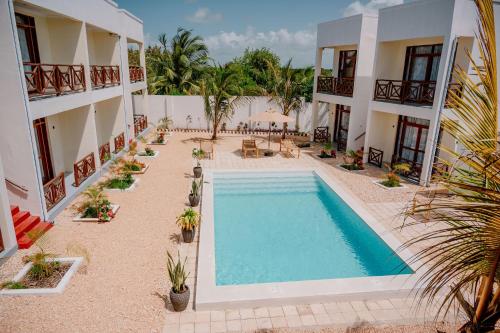 una vista aérea del patio de un hotel con piscina en Andy's Inn, en Michamvi